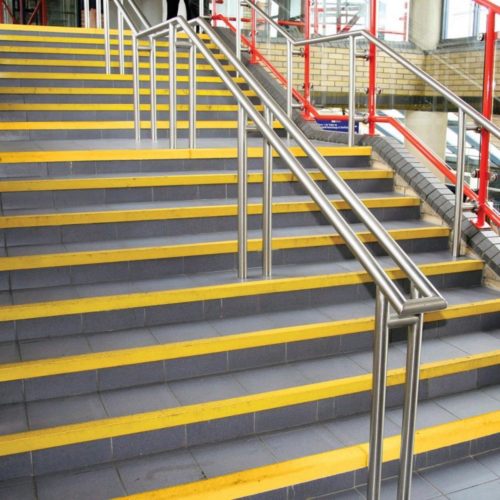 antypoślizgowa osłona krawędzi schodów COBAGRiP w ostrzegawczym kolorze żółtym zabezpieczająca krawędzie schodów na klatce schodowej zewnętrznej