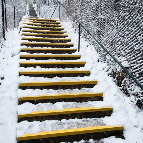 antypoślizgowa osłona krawędzi schodów COBAGRiP w ostrzegawczym kolorze żółtym zabezpieczająca krawędzie schodów przy niskiej temperaturze