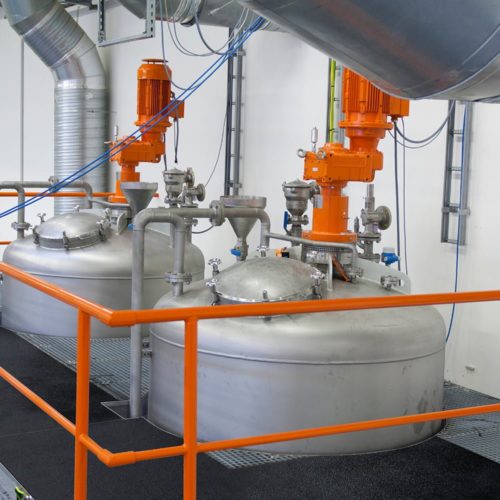 podłoga przemysłowa w zakładzie przetwórczym wyłożona arkuszami GRP CobaGRip Light odpornymi na oleje i wodę