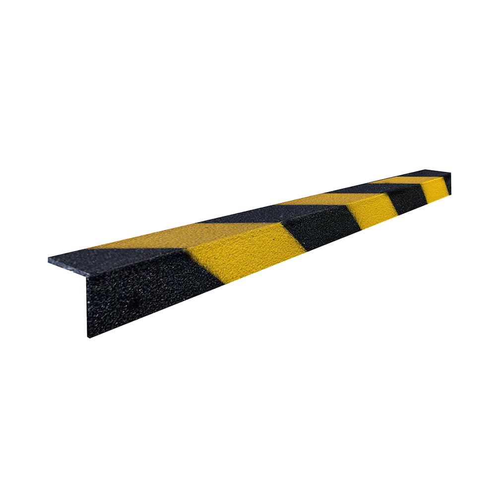 osłonami krawędzi schodów z materiału GRP COBAGRiP w ostrzegawczych kolorach czarno żółtych